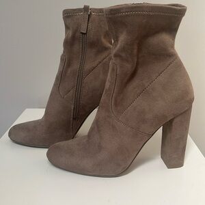 Steve Madden Brown suede booties